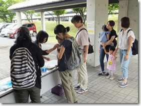 写真：親子のhappy spot 参加する親子連れの様子