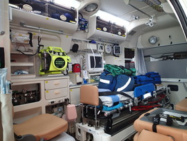 写真：救急車内後部