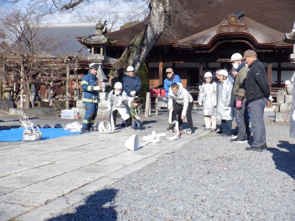 写真:ホース延長訓練の様子