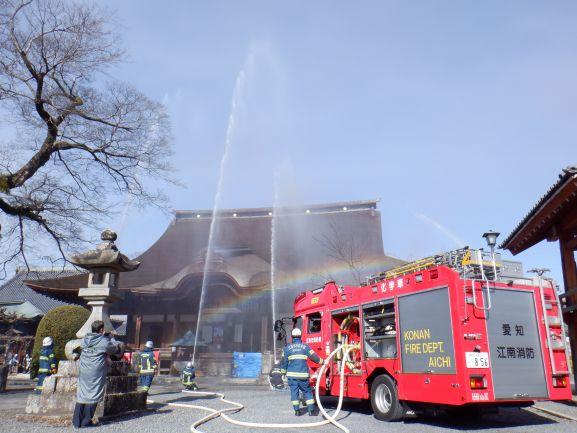写真:一斉放水の様子