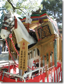 写真：よほほい祭りの飾り馬