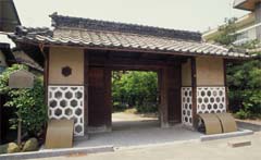 写真：廣間家の門