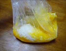 写真：ポリ袋で卵とごはんを混ぜる