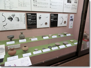 写真：出土した土器や茶わんなどの展示