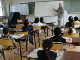 「石ころアート教室」講座の様子