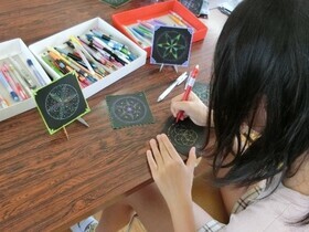 「楽しく描ける点描曼荼羅画」講座の様子