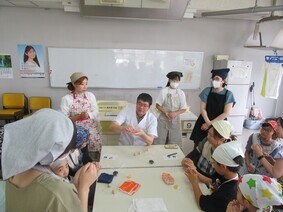 「親子で作ろう季節の和菓子」講座の様子