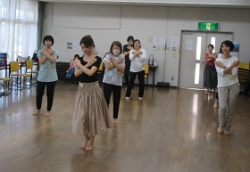「楽しいフラダンス」の様子