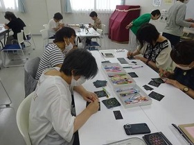 「心を癒す点描曼荼羅画（ヒーリング曼荼羅）」の様子