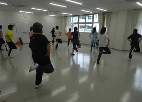 「らくらくエアロ＆ストレッチ」の様子