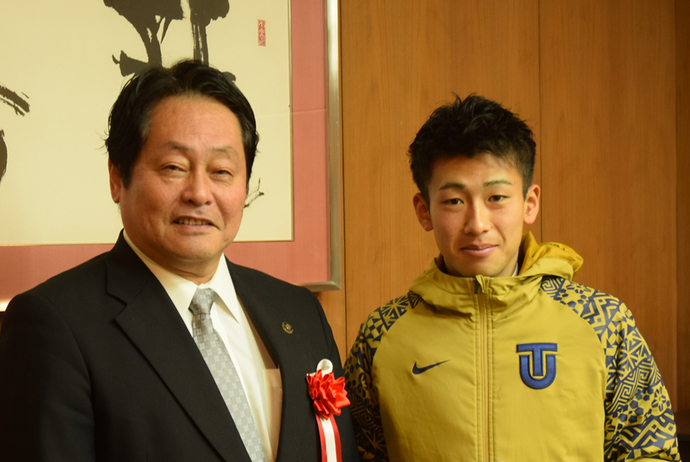 市長（写真左）と蝦夷森さん（写真右）（箱根駅伝出場報告）