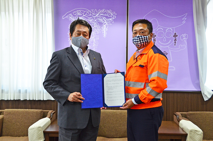 澤田江南市長と株式会社アイチレッカー山之城代表取締役の写真