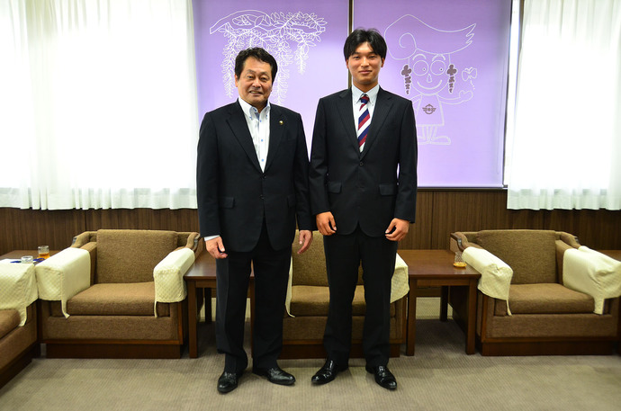 伊藤翔平さんと澤田市長の写真