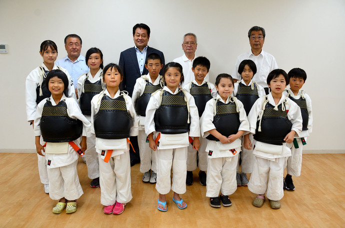 江南市日本拳法連盟に所属する選手11名や連盟関係者の皆さんと澤田市長の写真