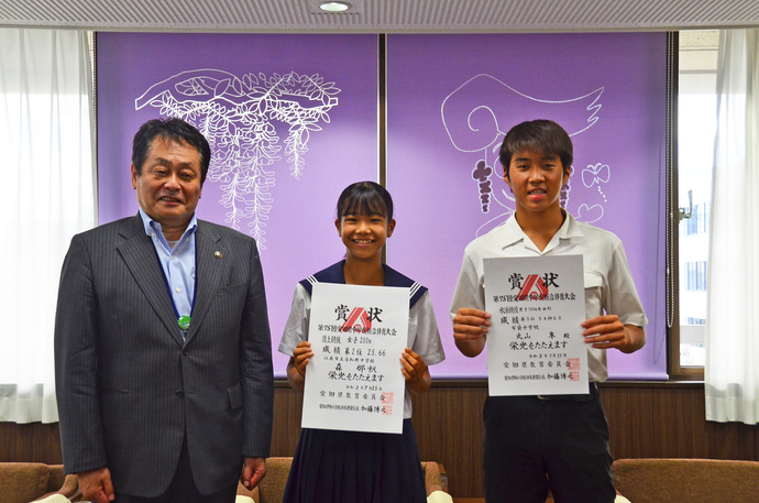 森那帆さんと丸山隼さんと澤田市長の写真