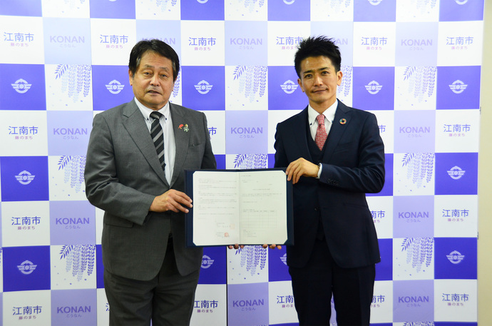 株式会社カラフルコンテナの冨岡さんと澤田市長の写真