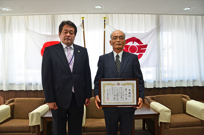 鶴見昇三さんと澤田市長の写真