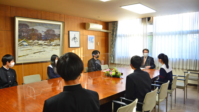 尾北高校生徒会の皆さんと市長の意見交換の様子の写真