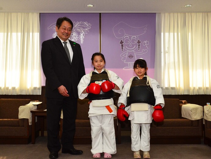 温川彩羽さんと伊藤りんかさん、澤田市長の写真