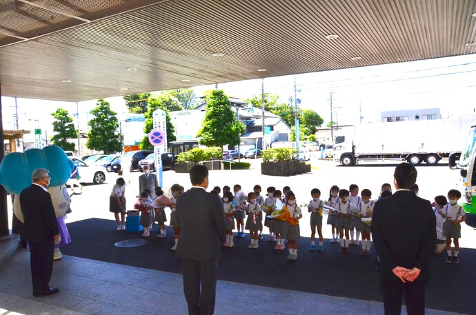 江南幼稚園の皆さんが花束を持っている写真