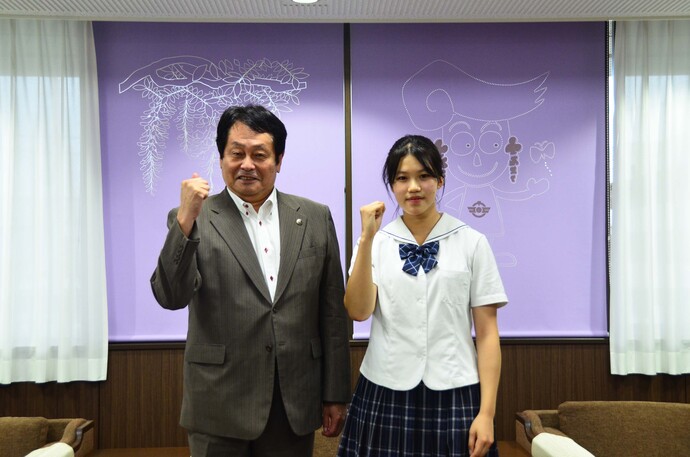 松本千尋さんと市長の写真