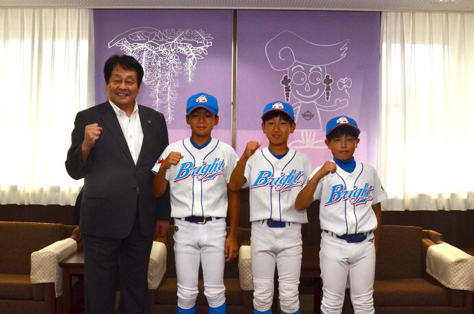 宮地琉生さん、川合開世さん、太田琥志郎さんと市長の写真