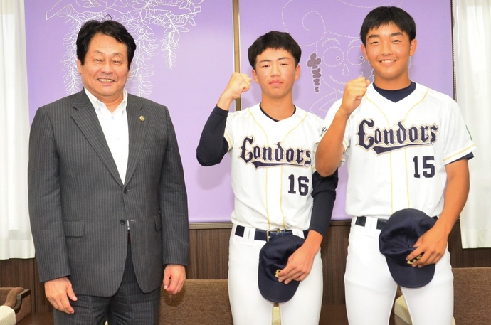 掛布隼矢さん（写真右）、松山航さん（写真中央）と市長の写真