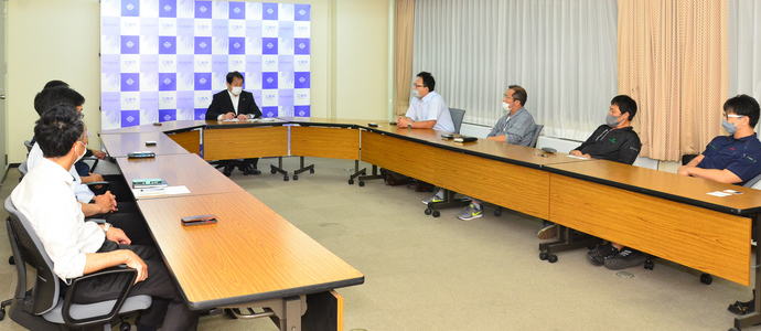 江南商工会議所青年部の皆さんと市長の意見交換の様子の写真