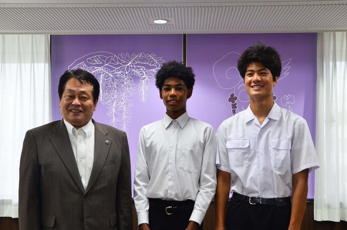 岡松晴芽さん、伊藤望亜さんと市長の写真