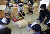 写真：AED体験の様子3