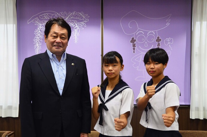 竹山桜子さんと竹山橙子さんと市長の写真