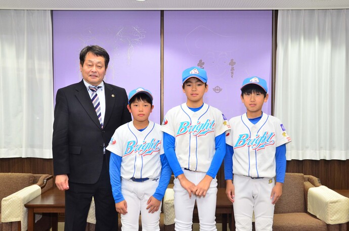 宮地琉生さんと川合開世さんと太田琥志郎さんと澤田市長の写真