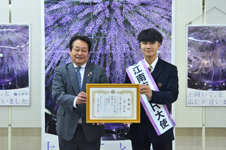 小澤諒祐さんと市長の写真