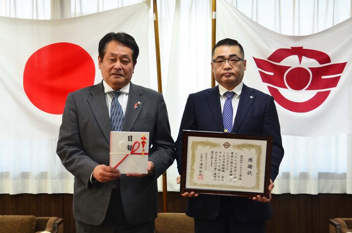 株式会社ナカヤマ工業の中山さんと澤田市長の写真