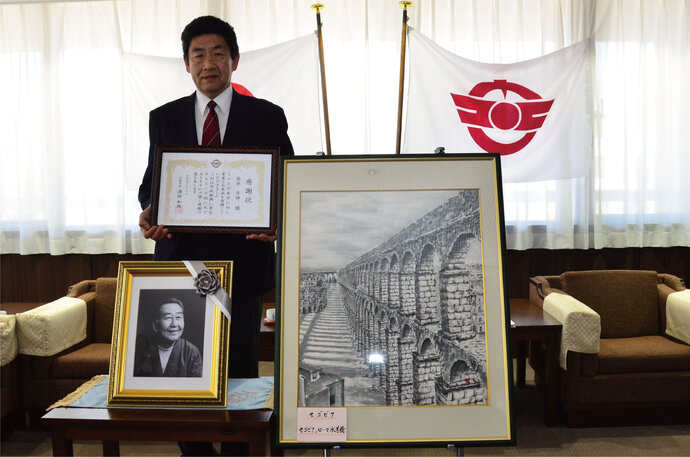 柴垣年伸さんと柴垣彰三さん（水墨画家）の遺作「セゴビアのローマ水道橋」の写真