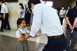 江南幼稚園の園児と職員の写真