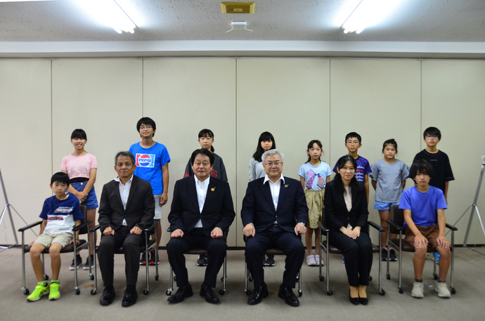 平和教育研修派遣事業で選ばれた10人の生徒と澤田市長の写真