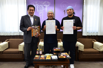 炭焼き弁当たまご家の皆さんと澤田市長の写真