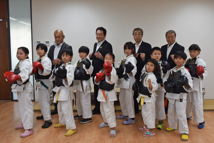 日本拳法尾張支部（江南教室）の皆さんと澤田江南市長の写真