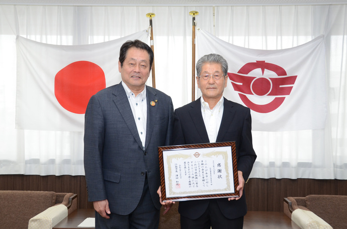 古北小創立150周年記念事業実行委員会会長の大脇さんと澤田市長の写真