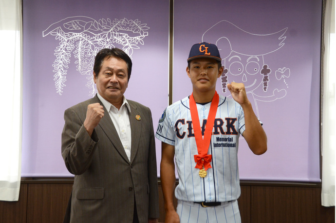 安部政信さんと澤田市長の写真