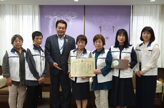 高齢者疑似体験ボランティアグループさくら会の皆さんと澤田市長の写真