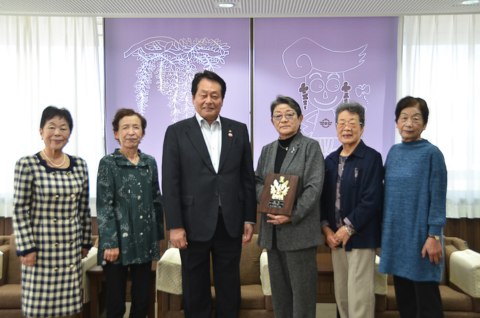 江南市老人クラブのボッチャ代表の皆さんと澤田市長の写真