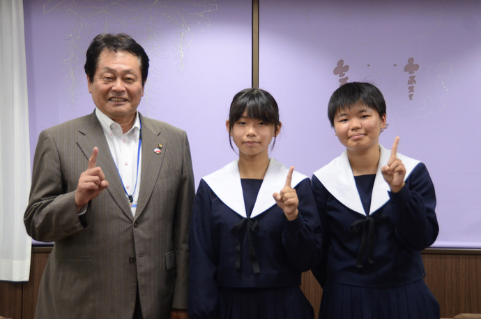 竹山桜子さんと竹山橙子さん、澤田市長の写真