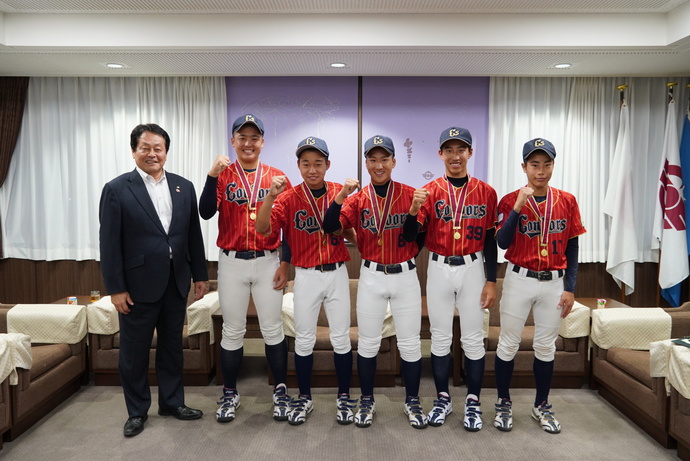 馬場選手、堀選手、雅尾選手、金子選手、小出選手と澤田市長の写真