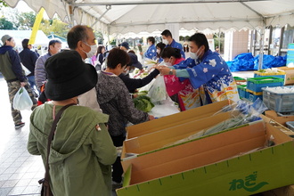 農産物の即売会の様子