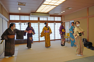 日本舞踊を教わるミクロネシア学生訪問団の皆さんの写真