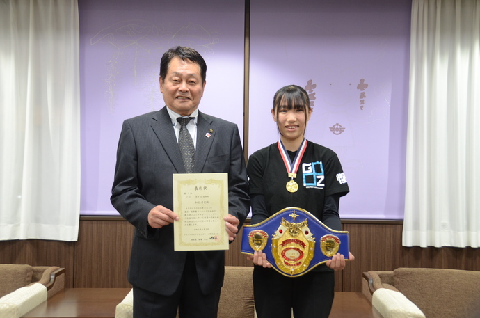 木村乃愛さんと澤田市長の写真