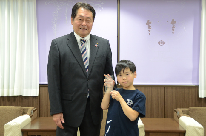 寺松龍乃さんと澤田市長の写真