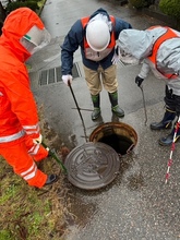 令和6年能登半島地震の下水道施設災害応援でマンホールをのぞくようす